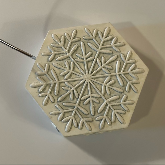 Hallmark snowflake swirly ornament display with matching hooks…❄️ - Picture 4 of 7